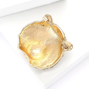 Detailed back view of the vintage tiger head brooch with a secure gold-plated pin clasp