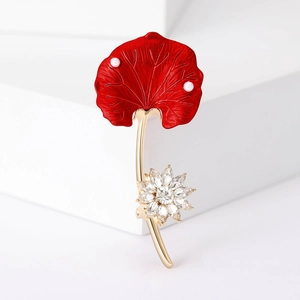 Détail macro de broche feuille de ginkgo émaillée avec perles et cristaux brillants