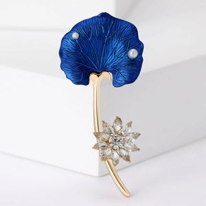 Élégante broche lotus avec perles d'eau douce et motif de feuilles en émail bleu