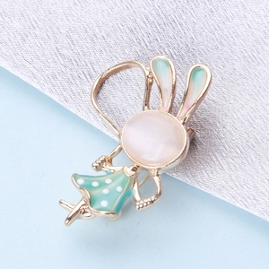 Broche fille lapin dorée mignonne avec robe vert menthe et pierre opale blanche
