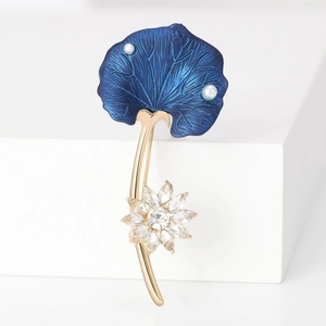 Détail de la broche lotus en émail avec feuilles bleu marine et perles d'eau douce
