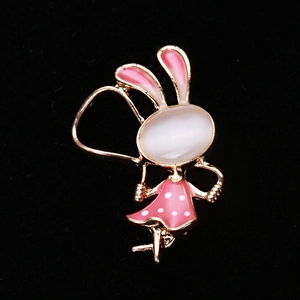 Broche lapin mignonne en métal doré avec pierre oeil de chat et émail rose