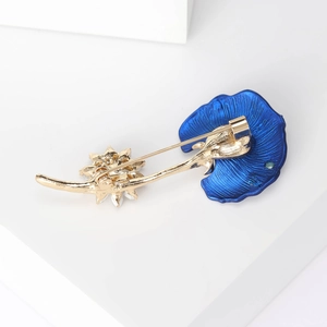Élégante broche fleur de lotus en émail bleu et perle d'eau douce naturelle de luxe