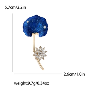 Broche lotus élégante avec émail bleu, perles d'eau douce et cristal transparent