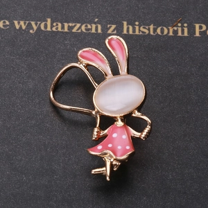 Détail de la broche lapin mignon avec pierre oeil de chat et émail rose élégant