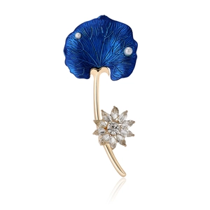 Broche lotus élégante en émail bleu avec perle naturelle et finitions dorées chic
