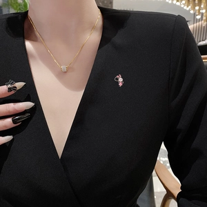 Collier doré élégant avec pendentif cylindrique et broche lapin en émail rose mignon