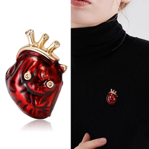 Broche en émail cœur anatomique créative avec finition rouge et or pour vêtements