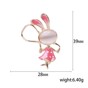 Broche lapin dorée avec émail rose et pierre d'opale, dimensions 39mm x 28mm