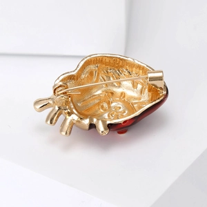 Vue arrière détaillée d'une broche insecte en forme de cœur dorée avec fermeture de sécurité