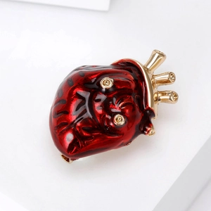 Broche cœur anatomique créative en émail rouge avec des détails dorés élégants