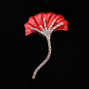 Élégante broche feuille de ginkgo dorée avec émail rouge et cristaux brillants