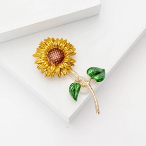 Broche tournesol artistique en émail avec pétales jaunes et feuilles vertes sur socle