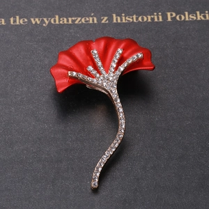Détail de la broche feuille de ginkgo en émail rouge avec strass brillants sur alliage argent