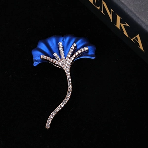 Détail de la broche feuille de ginkgo émaillée bleue avec cristaux sur velours
