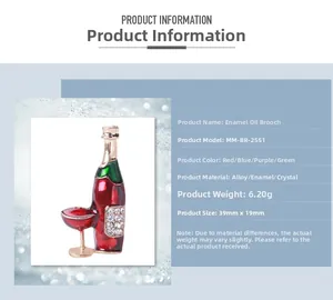 Détail de la broche en émail rouge en forme de bouteille de vin et strass brillants