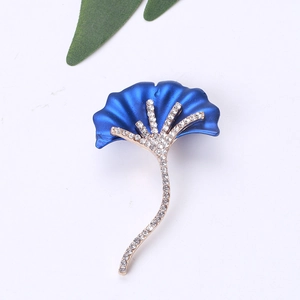 Détail de la broche feuille de ginkgo en émail bleu avec cristaux sur placage or