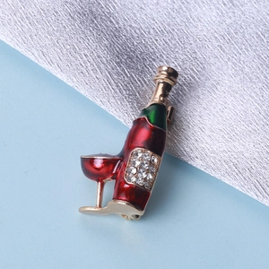 Détail de la broche en forme de bouteille de vin avec émail rouge et cristaux brillants