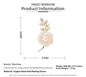 Vue détaillée de la broche fleur dorée montrant les dimensions de 62 mm x 37 mm