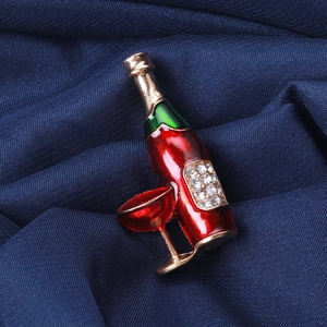Broche élégante bouteille et verre de vin en émail rouge et strass brillants