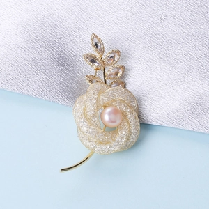 Élégante Broche Fleur de Rose Pour Femme Maille Ajourée Plaqué Or Avec Künstliche Perle Rose Feuilles de Zircone Bijoux Mariage