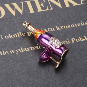 Détail de la broche bouteille de vin avec émail violet et cristaux brillants