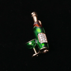 Vue détaillée de la broche bouteille de vin avec émail vert et strass brillants