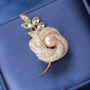 Broche rose évidée exquise avec perle rose et cristaux sur base en alliage doré