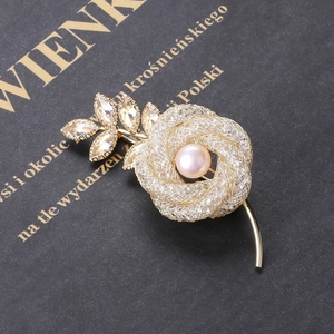 Broche rose évidée exquise dorée avec perle rose et feuilles de strass brillantes