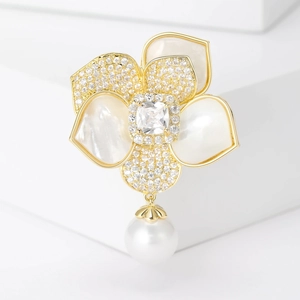 Broche Camélia Élégante en Alliage Plaqué Or Zircone Cubique Nacre Épingle Fleur Avec Pendentif Künstliche Perle Bijoux Femme