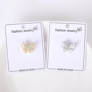 Detail von Schmetterlingsbroschen in Gold und Silber mit Zirkonia und Perlmutt-Einlagen