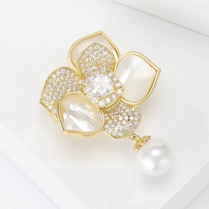 Broche camélia élégante plaquée or avec pétales en nacre, zircons et une perle