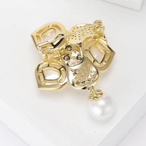 Broche camélia dorée élégante avec détails en nacre, perle pendante et fermoir de sécurité