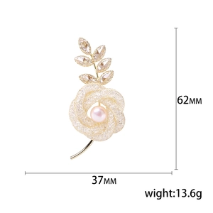Broche rose évidée exquise avec perle rose et strass mesurant 62mm sur 37mm
