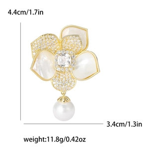 Broche camélia dorée élégante avec pétales en nacre, zircons et une perle suspendue