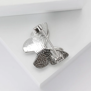 Silberne Schmetterlingsbrosche Rückansicht mit Metallnadelverschluss und feiner Verarbeitung