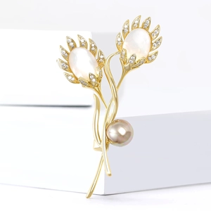 Broche tulipe élégante en or avec pétales en nacre et une perle rose délicate