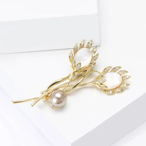 Broche tulipe élégante en or avec zircons, nacre blanche et une perle de couleur champagne