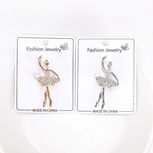 Détail de broches danseuses de ballet en or et argent avec des jupes ornées de strass