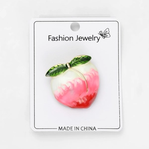 Vue détaillée de la broche pêche mignonne avec dégradé de rose sur carte bijoux