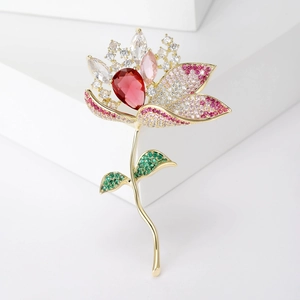 Vue macro de la broche lotus de luxe avec pierre rouge et zircons roses scintillants