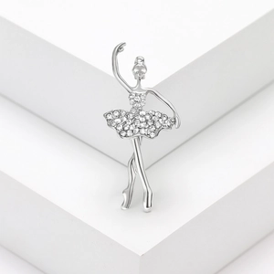Elegante zilveren balletdanseres broche met witte kristallen op witte achtergrond