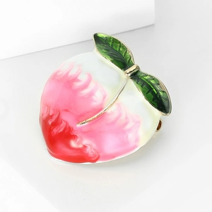 Charmante broche émaillée en forme de pêche avec dégradé rose et feuilles vertes