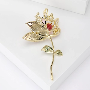 Détails du revers d'une broche lotus montrant la structure creuse et le fermoir de sécurité