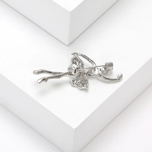 Macro-opname van ballerina-broche met details van de sluiting en gepolijst metaal