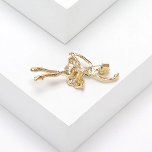 Gedetailleerd achteraanzicht van de gouden ballerina broche met de stevige speldsluiting