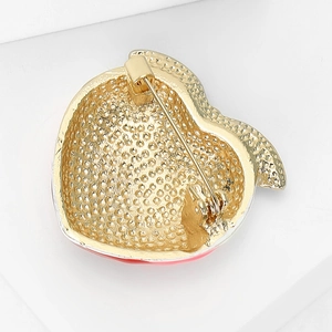 Broche pêche mignonne en alliage doré avec émail rouge et épingle de fixation sûre