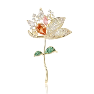 Élégante broche lotus avec zircons dégradés et pétales de fleurs plaqués or