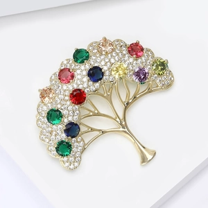 Détail de la broche arbre avec zircons multicolores et cristaux sur placage à l'or