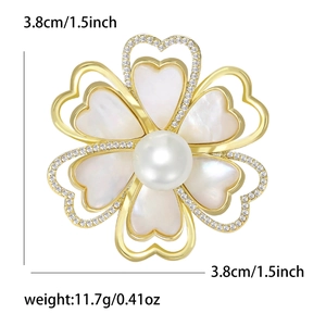 Élégante broche camélia dorée avec pétales en nacre, centre perle et strass 3.8cm